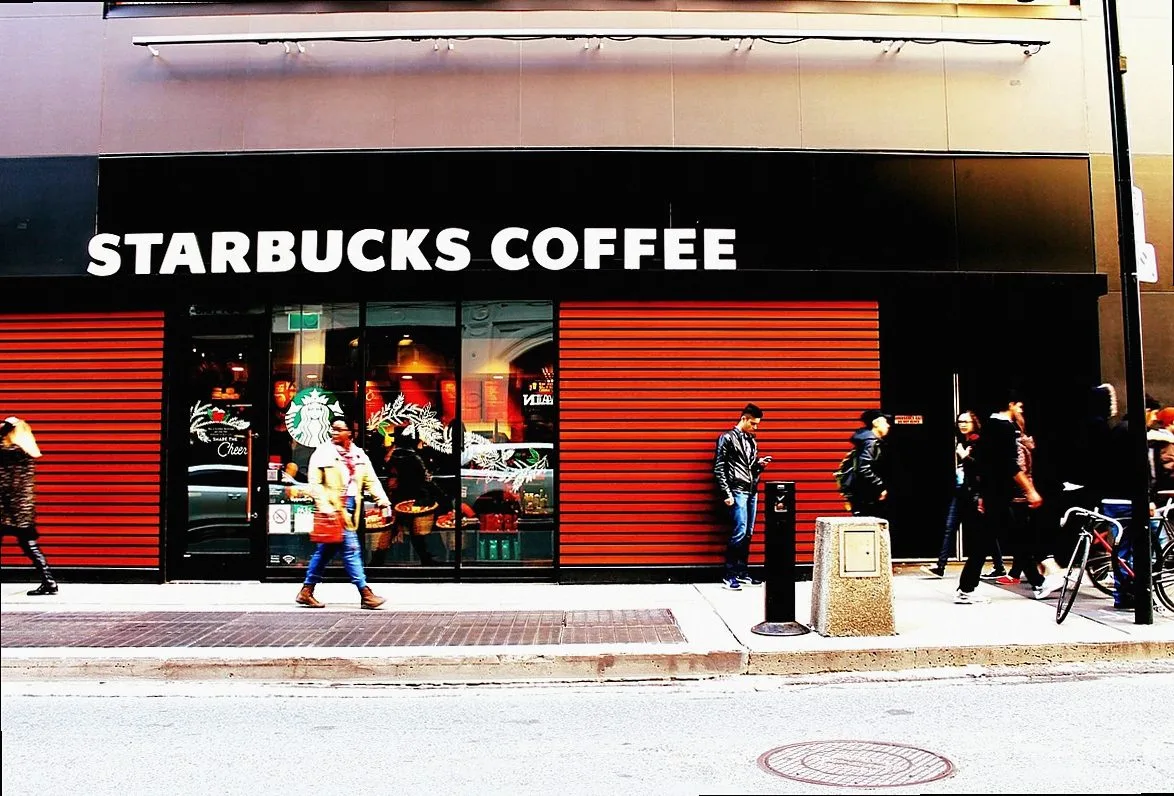 スターバックスの店内でコーヒーを楽しむ男女